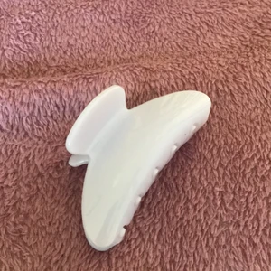 Hårklämma - En hårklämma i vit lila färg o andvänd från hm 