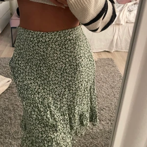 Kjol - Blommig kjol från Pieces i strl S. Köparen står för frakten 