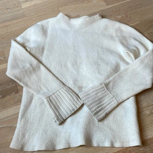 Tröja från Club Monaco - Säljer en vit tröja från Club Monaco, säljer för att den är för liten💞 skriv dm för frågor❤️pris kan diskuteras!