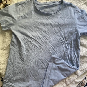 Ljusblå T-shirt  - En vanlig basic T-shirt, fin färg och har inte använt många gånger 😊. Köpare står för frakten!