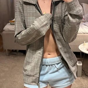 Jacka - Jättefin rödsvart vit rutig jacka från mango man. Pris går diskutera 