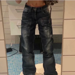 Baggy lowrise - Skit snygga men säljer drf jag är på gränsen till för lång och jag gillar byxor som går till marken lol  (är 1.72) Lånad bild från hon jag köpte av<3