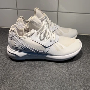 Adidas skor - Strl 38 2/3, i bra skick. Säljer pga använder ej