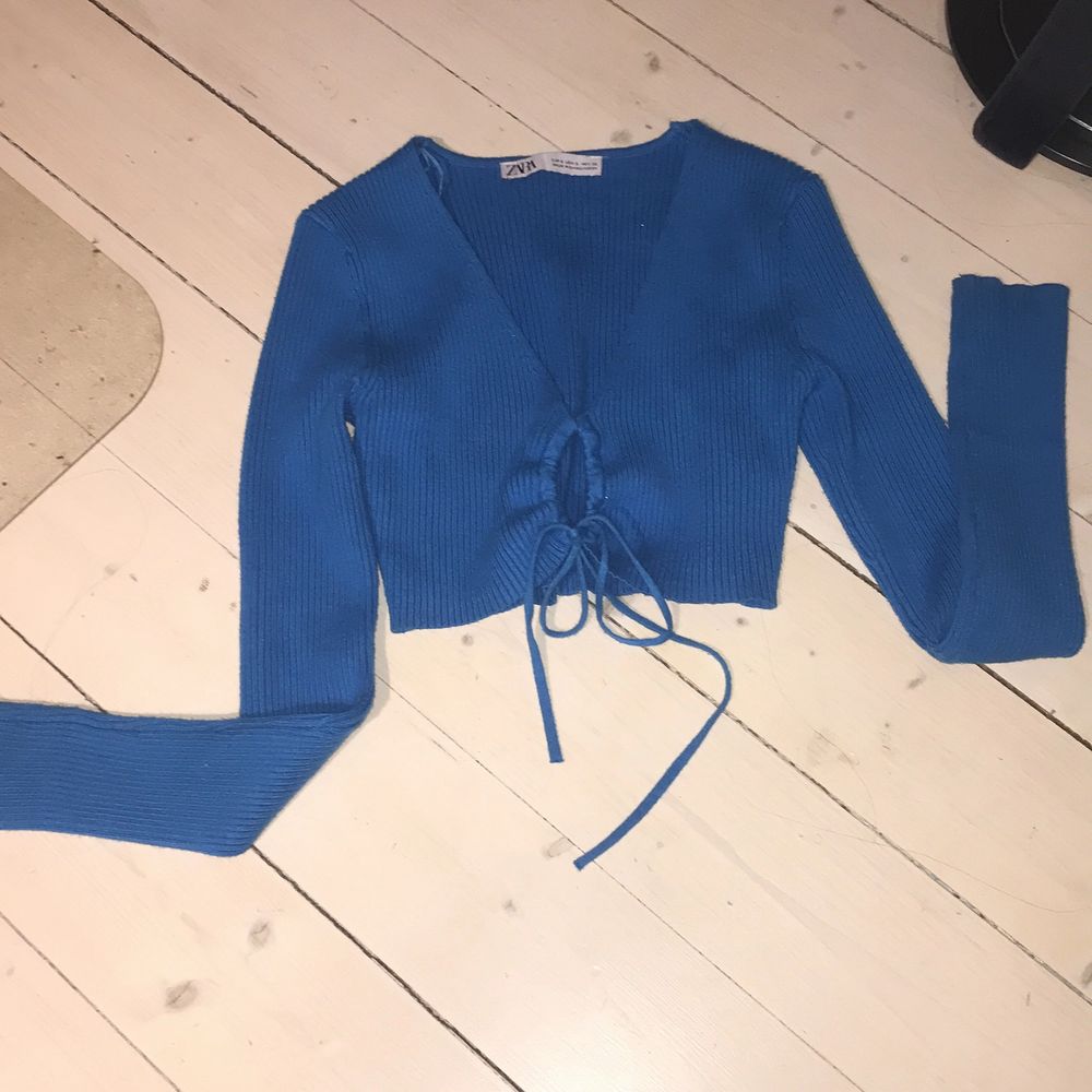 En klar blå långärmad tröja från Zara som går att göra lite tajtare vid brösten ! (är mer blå än på bilden💙. Skjortor.