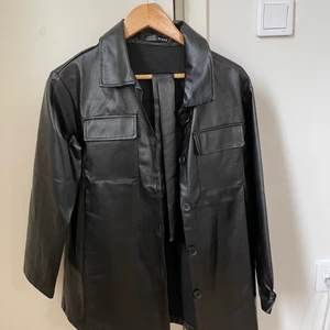 Fake skinnjacka  - Lite tunnare ”skinn” jacka, aldrig använd. Ett band medföljer som knyts vid midjan