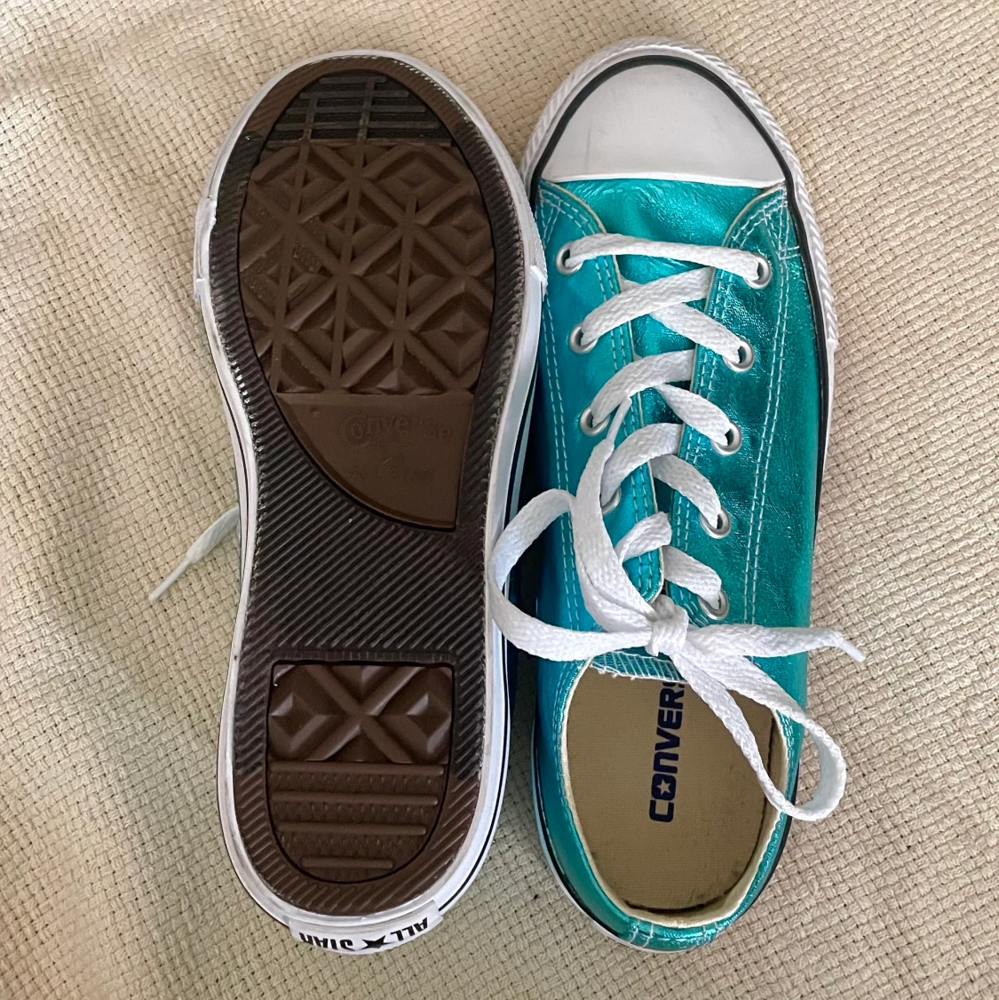 Turkos ”glansiga” converse  - 90