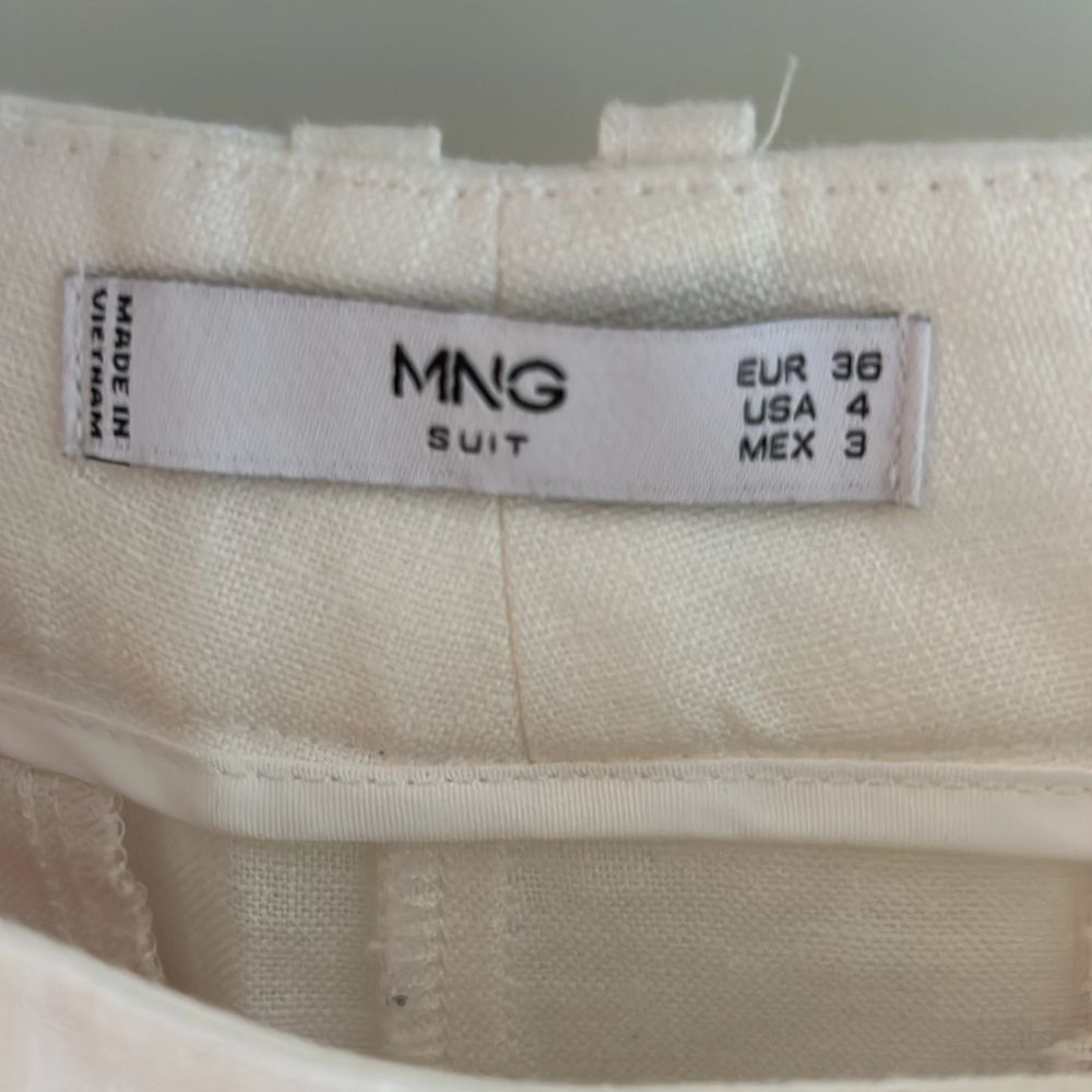 Superfina vita linnebyxor från Mango, storlek 36. Aldrig använda, då dom är för små på mig tyvärr. Köparen står för frakten❤️‍🔥. Jeans & Byxor.