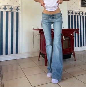 INTRESSEKOLL! - intressekoll på dessa lågmidjade jeans jag köpt här på plick från @tinaadesjö ! älskar dom men dom har inte kommit till så mycket användning därför kollar jag om nån är intresserad av att köpa dom, isf skicka ett bud i kommentarerna eller privat 💞 är dock inte alls säker på om jag vill sälja 💞💞 (78 cm midjemått och 85,5 innerbenslängd) HÖGSTA BUD: 450