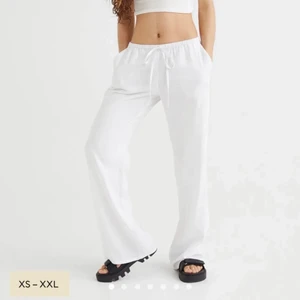 Linnebyxor strl M  - Superduperfina vita linnebyxor från H&M!! Är dessutom helt slutsålda på hemsidan🤍 Säljer då de tyvärr inte passar mig, de är rätt små i storleken. Rimlig längd för att vara M men något smala i modellen, så på så sätt lutar de mer mot S! Budgivning från 150kr, köp nu för 350kr🫶🏼 