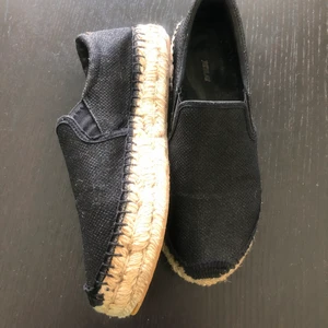 Espadrille replay - Espadrille replay i skinnande svart små glitter precis som guldiga skorna. 300kr eller båda för 500kr 