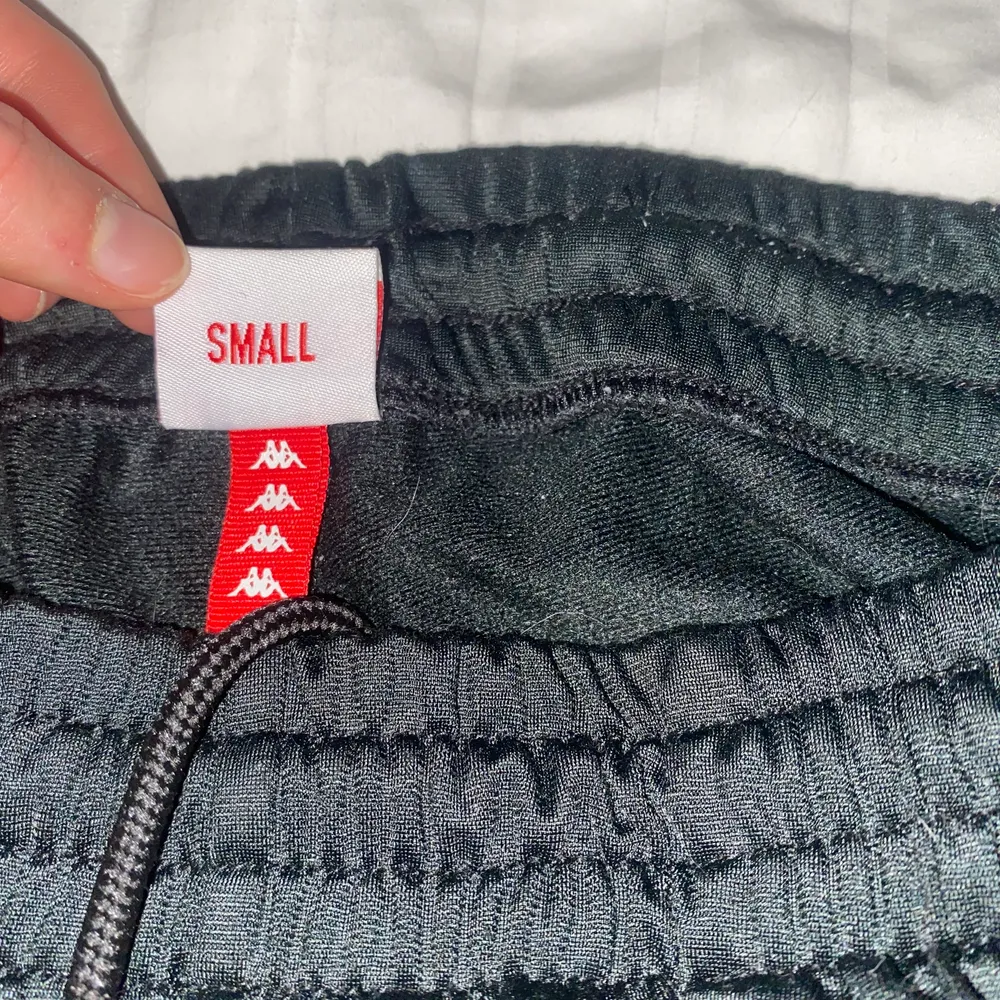 Trackpants från kappa i storlek small. De har knappar långsemester yterbenet som går att knäppa upp🤍🤍🤍. Jeans & Byxor.