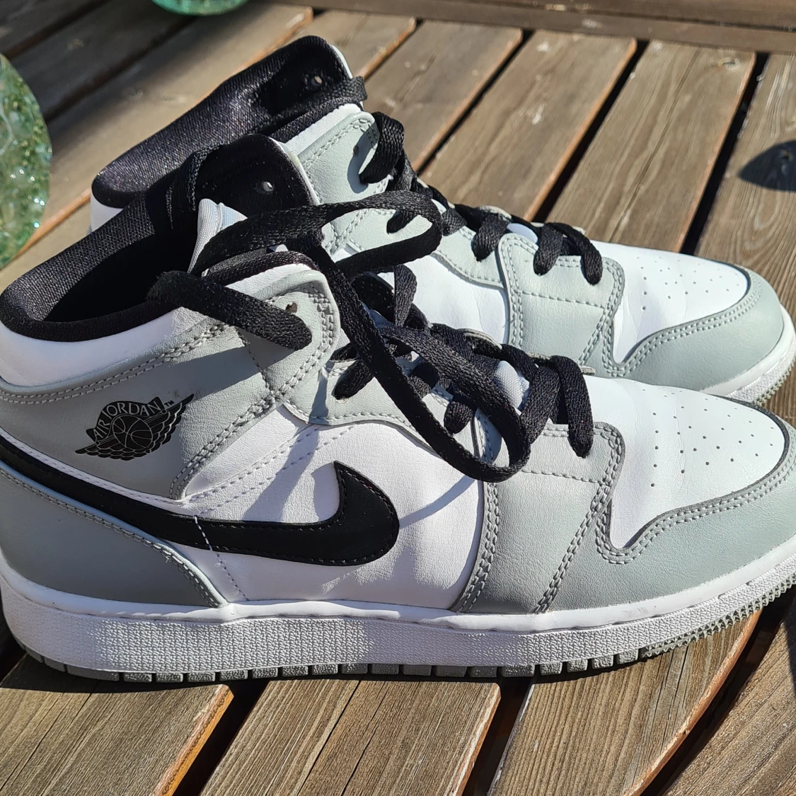 Jordan 1 Mid Light Smoke Grey