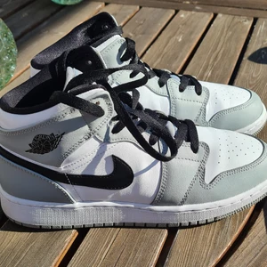 Jordan 1 Mid Light Smoke Grey - Äkta Nike air jordans i storlek 38,5 (Eu) som är inköpta på sneakershyllan i augusti 2021. Säljs då de personligen inte sitter bra på foten och är därmed i nyskick. Kvitto och mail från köpet finns. Nypris: 2499kr (nupris på sidan är 2799kr). Mitt pris: 2000kr där spårbar frakt ingår. Vid intresse skickas fler bilder!