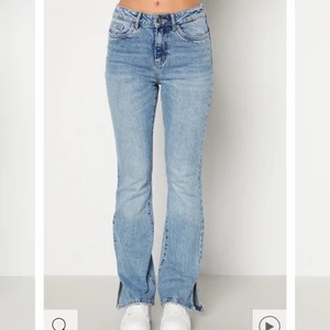 Jeans  - Jeansen är från Vera Moda i storlek W:30 L:32 dom är använda en gång och har inga slitningar elr fläckar. Nypris 400. Skriv om ni vill ha mer bilder. Pris kan förhandlas❤️🥰