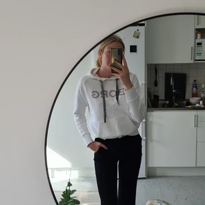 Björn Borg Hoodie - VÅRRENSNING!! Allt doneras måndag 30/5   Kolla gärna in mina andra annonser, pris kan diskuteras✨️ Tveka inte att höra av dig vid funderingar   Typ som ny, använd kanske 1 gång då jag har samma i flera färger. Vit och fräsch till sommaren
