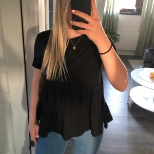 Svart Zara tröja - Säljer den här helt oanvända svarta gulliga t-shirten då det inte är min stil. Den är köpt från Zara för några månader sedan. 💕 Köparen står för frakten. Skriv privat om du undrar något😝