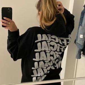 Oversize hoodie - Skitcool oversize hoodie med tryck på ryggen. Det står ”official” på ryggen. Använd men fortfarande i mycket bra skick! Hör av er vid frågor eller fler bilder:) frakt tillkommer 😅💕