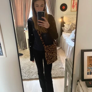En leopard väska - En leopard väska som rymmer mycket och är inte använd någon gång💘