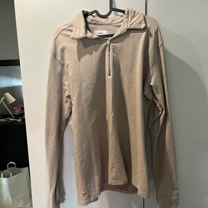 Cizere tröja strl M - Zip tröja från cizere, ett omtyckt märke från borås med mycket fina saker, ägt denna i ca 4 månader men har tröttnat då jag har många lika. Ny pris ca 999 kr