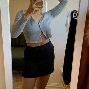 Topp från Pull & Bear - Snygg grå topp från pull&bear! Knapparna går att knäppa av och på så passform kan justeras! 