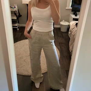 beiga linnebyxor - Beiga linnebyxor från na-kd, sparsamt använda! (nypris 659kr) 