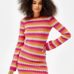 Bershka klänning  - Säljer min bershka klänning i storlek s. Använd en gång. I perfekt skick. Säljer endast vid bra bud 😊 