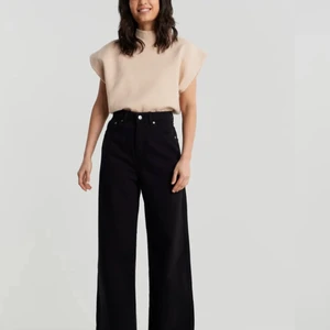 Svarta baggy Jeans - Använt Max 2 gånger eftersom jag köpte fel storlek. Skriv jätte gärna om ni har frågor eller vill ha bilder.