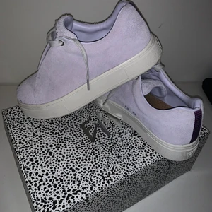 Eytys doja suede - (Lägger ut igen pga oseriös köpare) Säljer mina eytys i storlek 43 då de är lite små för mig. Endast använda ett fåtal gånger och är i bra skick. Box och dustbag medföljer, nypris 1800. Priset går att diskutera
