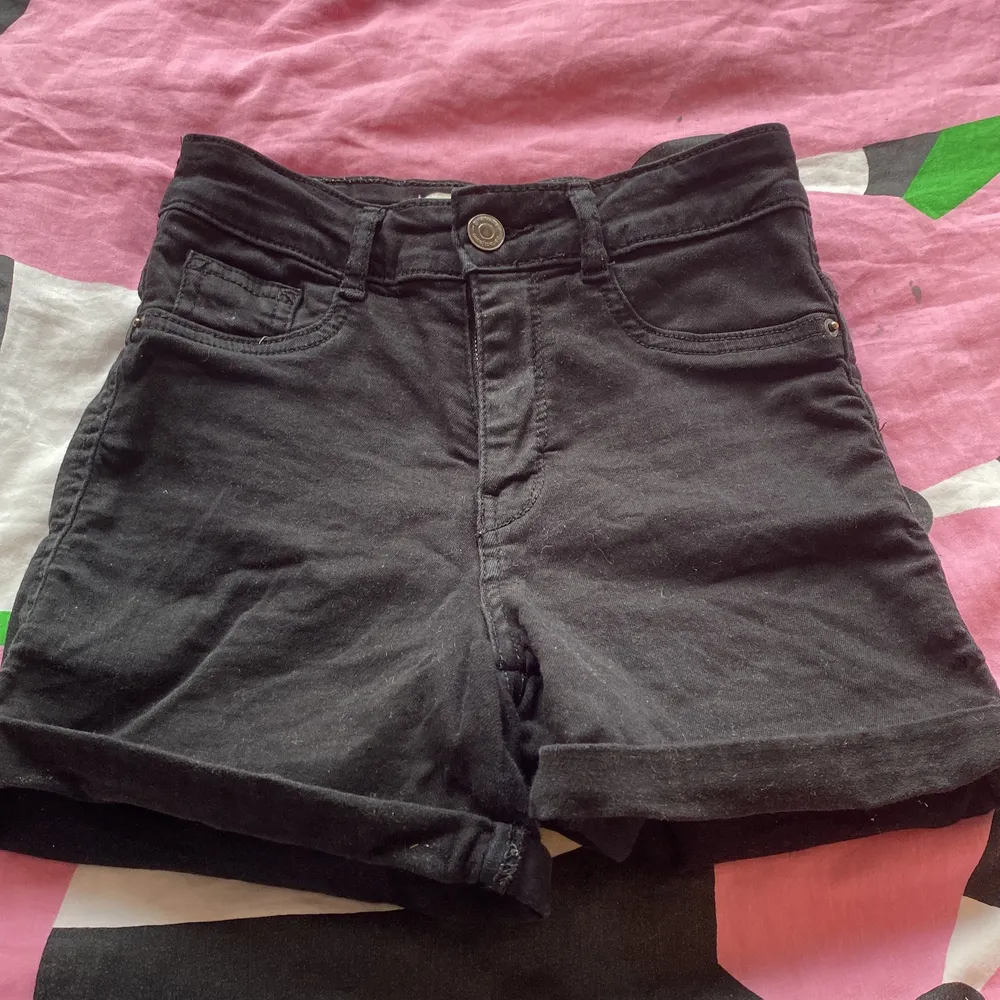 Svarta shorts från ginaticot. Säljer pga har blivit försmå. 25kr + frakt. Shorts.