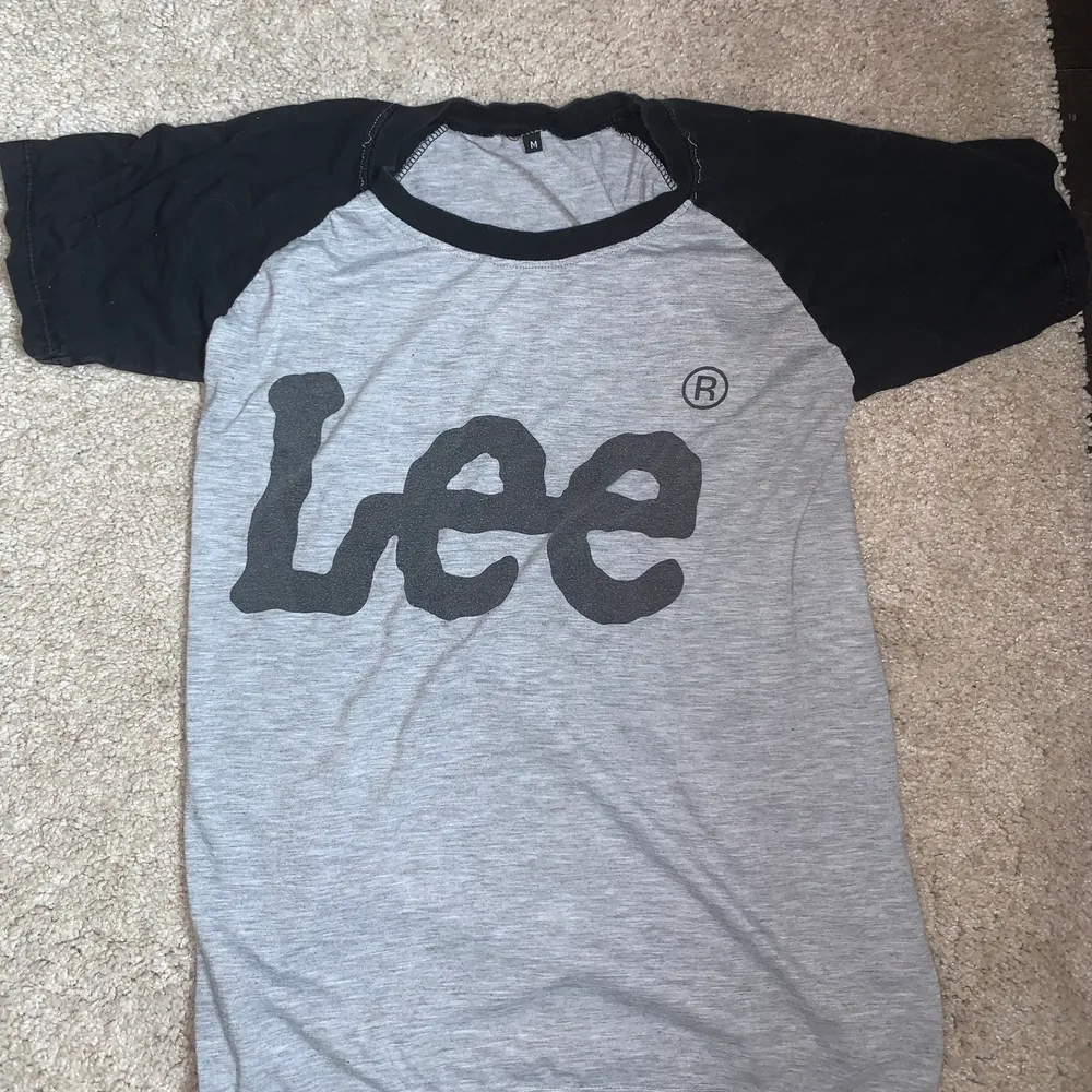 Lee t-shirt endast använd någon gång. Skön och mjuk i materialet. Bra skick.. T-shirts.