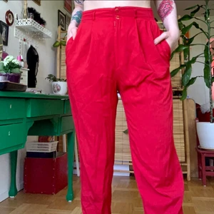 Röda långa kostymbyxor  - Röda långa mjuka kostymbyxor med lite oversize fit i naturmaterial 