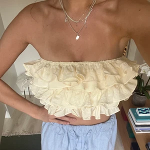 Snygg topp - Snygg topp i en beige/gul färg, passar XS-M och är aldrig använd. Kan mötas upp i Lund / Malmö annars står köparen för frakten💛