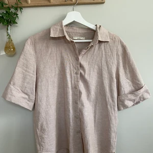 Kort ärmad linne skjorta  - Säljer denna fina linne skjorta, säljer då jag behöver rensa min garderob, använd 1-2 ggr så i mycket fint skick. Perfekt att slänga över bikinin på stranden☀️