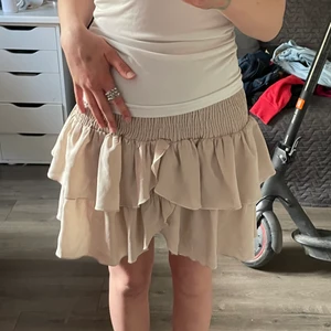 Neo noir kjol - Sälj nu min SKIT SNYGGA Neo Noir kjol!!! Aldrig använd har bara legat i min garderob! Tyvär har jag inte prislappen kvar då jag trodde att jag skulle använda den men användes aldrig!! Storlek S!!Köptes för 449 och säljer för 250!!💘💘💘