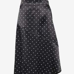 Säljer min fina kjol i satin med prickar från Monki💕 Har resårband bak så passar även större storlekar! 130kr+frakt