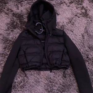 Zara jacka - Säljer denna Zara jacka som är slusåld överallt och som ej säljs längre. Har haft den hemma ungefär ett halvår och ALDRIG använt den ute pga att jag haft en annan jacka. Skriv privat för föer bilder eller funderingar💕💕