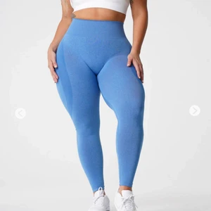 NVGTN  - Tränings byxor från NVGTN i ljus blå färg! storlek XS. Endast använda 1 gång då dem var för små för mig! Dem har en reva på sig på framsidan mellan benen och upp, se bilden 