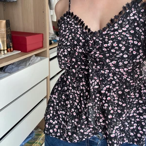 Somrig topp - Säljer denna super söta sommar topp från nakd❤️