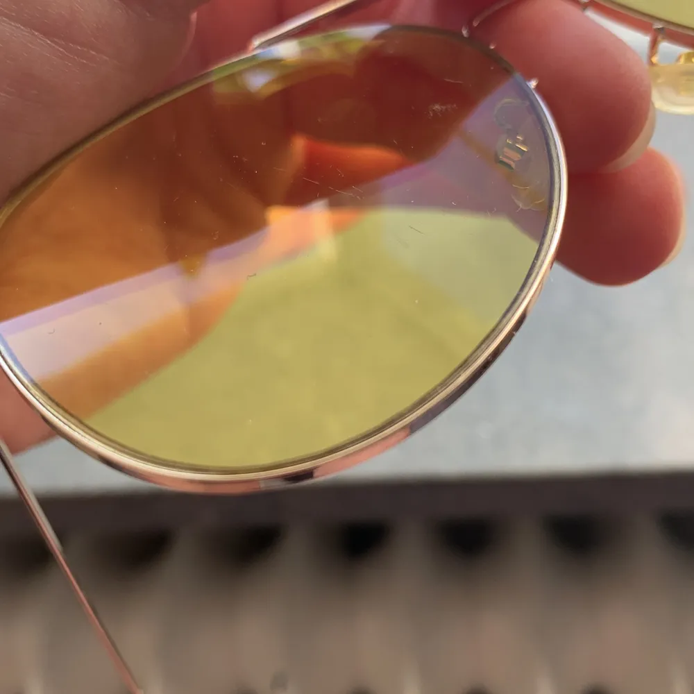Solglasögon med gult glas ☀️ de är lite repiga på ena ögat försökte få med på sista bilden ☀️. Accessoarer.