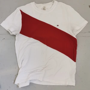 Tommy Hilfiger t shirt strl S/M - Tommy Hilfiger t shirt fint skick. 