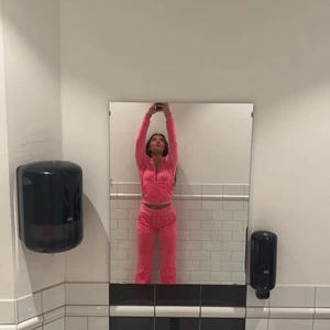 Juicy couture set - Säljer mitt ur snygga juicy set från den nya kollektionen. Hinner inte använda den så mycket där av säljs den tyvärr. Slut såld! Ny pris:2500kr