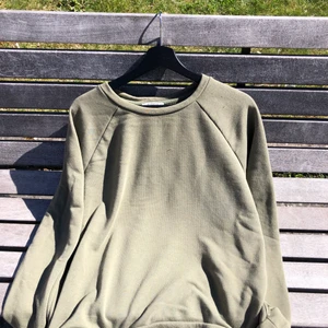 Sweetshirt i storlek XL. - En mörkgrön sweetshirt i storlek XL. Tyget är något tunnare än på ”vanliga” hoodies så den är inte lika varm att ha på sig. Storlek M.