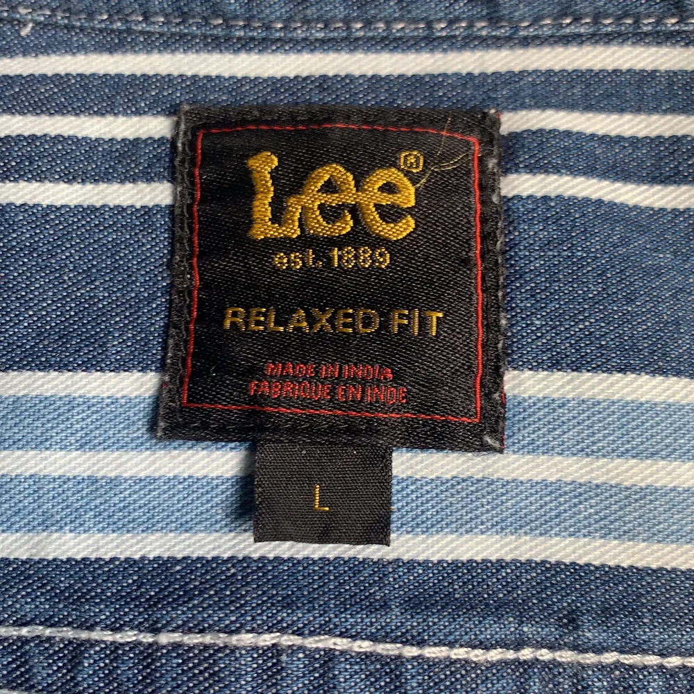 Super fin jeans skjorta från Lee. Helt oanvänd och finns inte att köpa i butik längre.  Storlek L herr. Sitter perfekt oversized på mig som är en S i vanliga fall.. Skjortor.