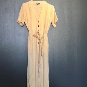 Beige byxdress - Byxdress från Gina Tricot med bruna knappar🌼 Jättefint skick!