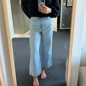 Weekday jeans - Vida ljusa jeans från Weekday, modell VEER, strl 26, använd ett fåtal gånger!