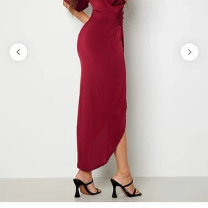Kimono Sleeve rouch dress wine  - Jätte fin klänning från bubbleroom. Använd bara 1 gång, ser helt ny ut. Köpt för 600