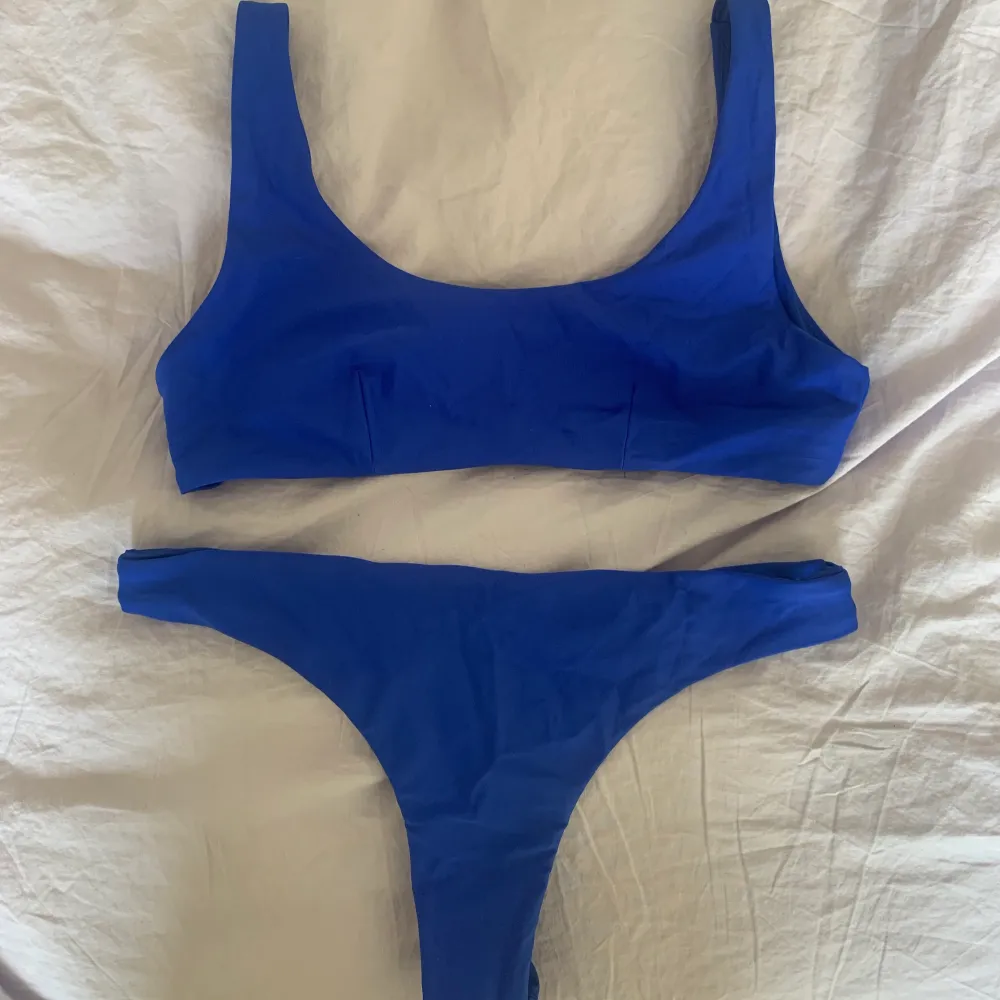 Superfin bikini! Normalhög midja, går att dra upp något på höftbenen. Scrunch baktill 🍑  . Accessoarer.