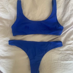Bikini  - Superfin bikini! Normalhög midja, går att dra upp något på höftbenen. Scrunch baktill 🍑  