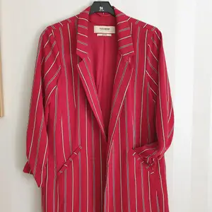 Red jacket made of light fabric, perfect for spring / summer. Ruffles on the sleeves. Never worn, no damage, no signs of use
