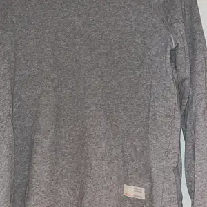 En grå odd molly tröja i storlek S som knappt är använd då de inte är min stil. Väldig fin och bra skick! Nypris 899kr. Önskas fler bilder skickar jag gärna. Frakt osv kommer vi överens om:)